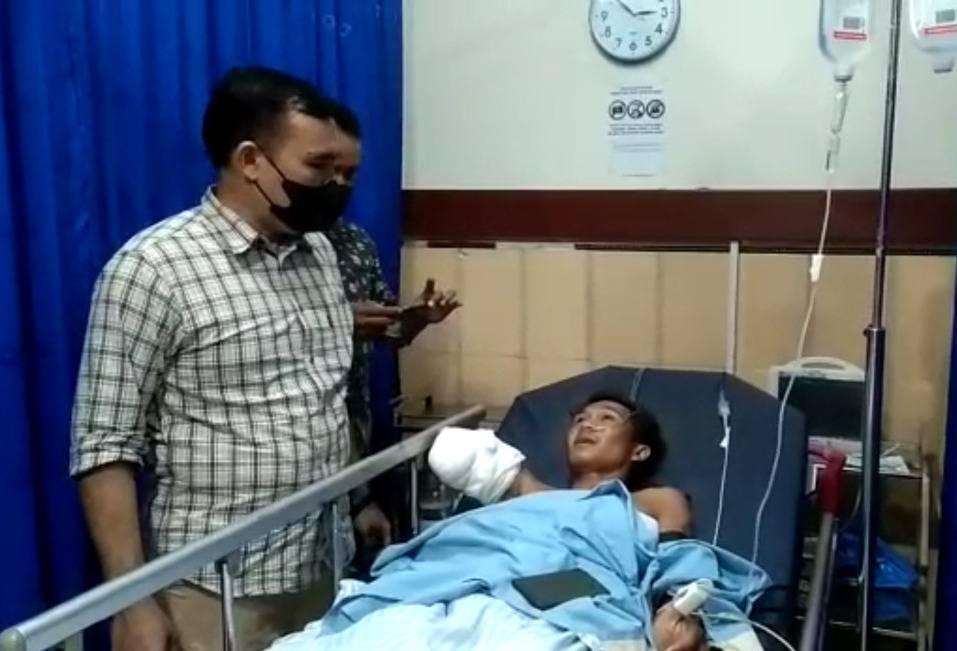 Ngerii! Lengan Kanan Ilham Putus Diterkam Buaya di Sinka Zoo