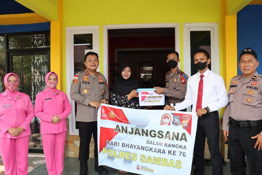 Jelang Hari Bhayangkara ke-76, Polres Sambas Anjangsana ke Purnawirawan dan Warakawuri