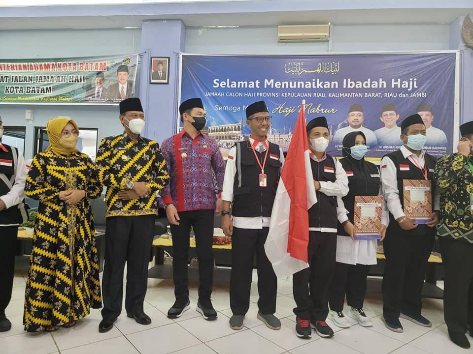 Dari Asrama Haji Batam, Wabup Farhan Lepas Keberangkatan CJH Asal Ketapang Menuju Tanah Suci