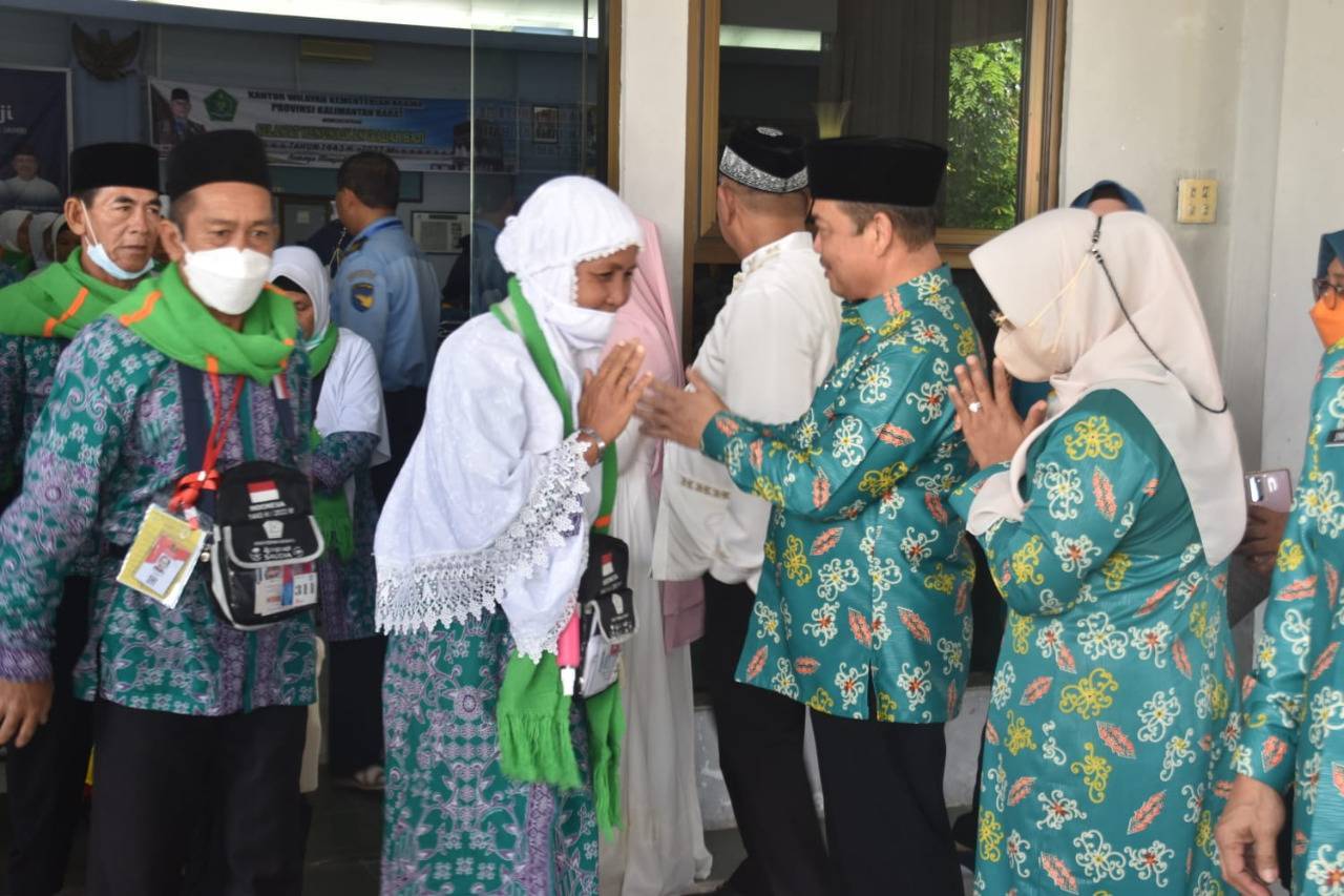 Wagub Kalbar bersama Sejumlah Bupati dan Wakil Bupati Lepas Keberangkatan Jemaah Kloter 2