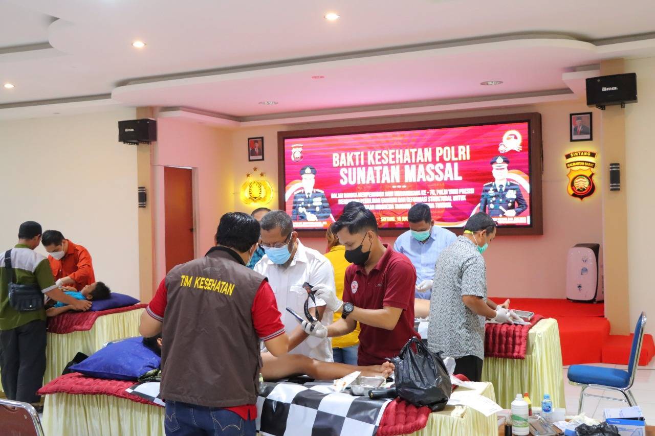 Semarakan Hari Bhayangkara, Polres Sintang Gelar Sunatan Massal