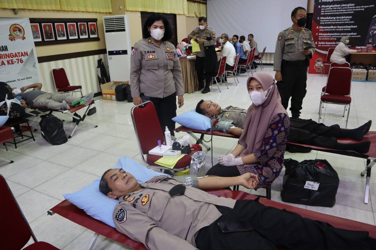 Aksi Donor Darah Personel Polresta Pontianak Sambut Hari Bhayangkara ke-76