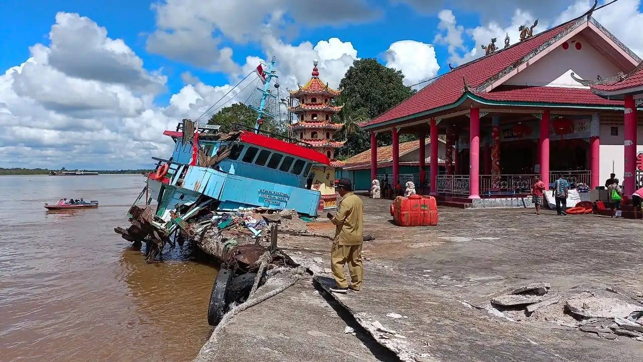 Tongkang Bermuatan Bauksit Hantam Tugboat Parkir di Perairan Kubu Raya, Kerugian Capai Miliaran
