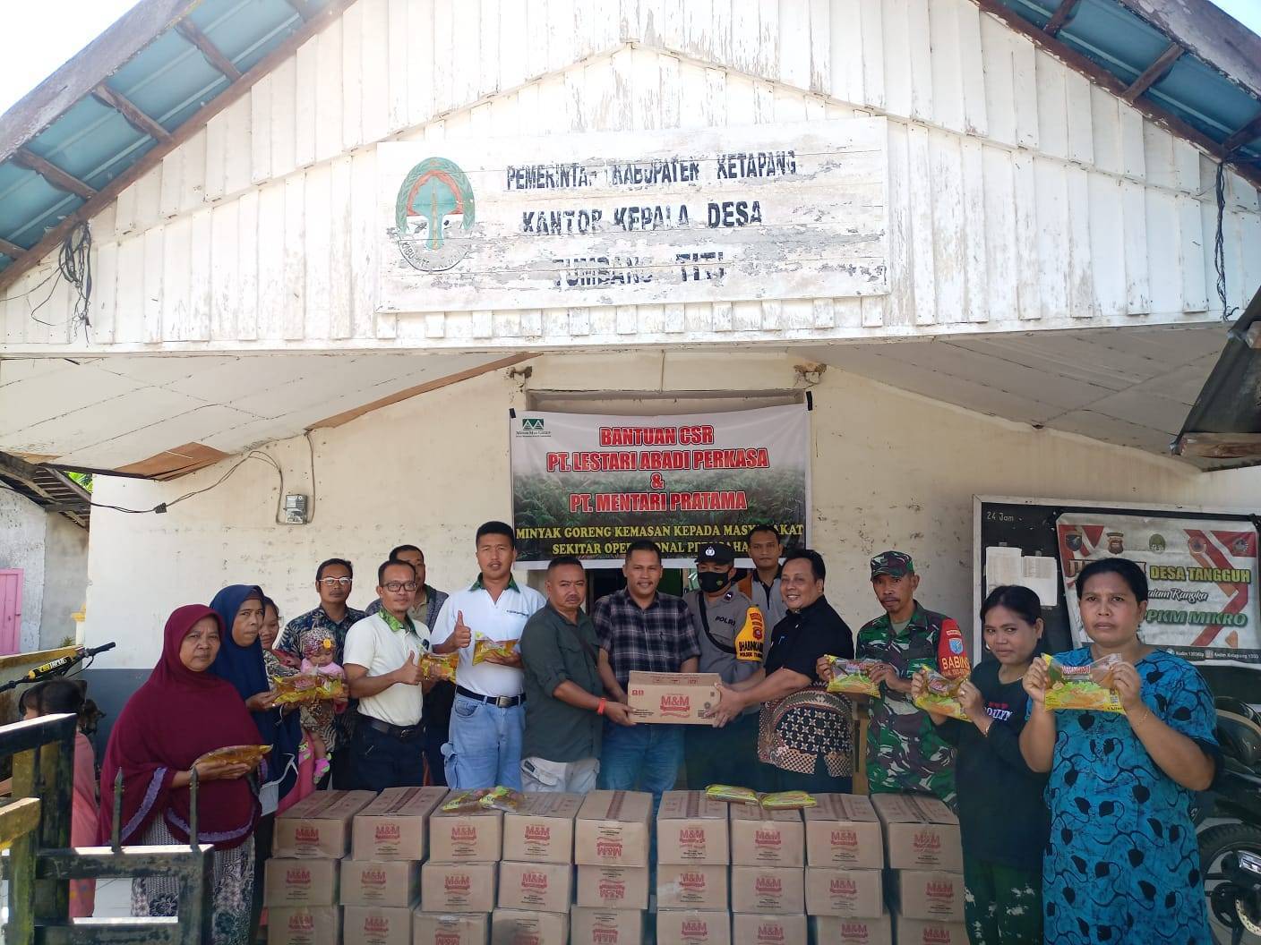 PT LAP dan PT MP Serahkan Bantuan Minyak Goreng Gratis Kepada Warga Ketapang