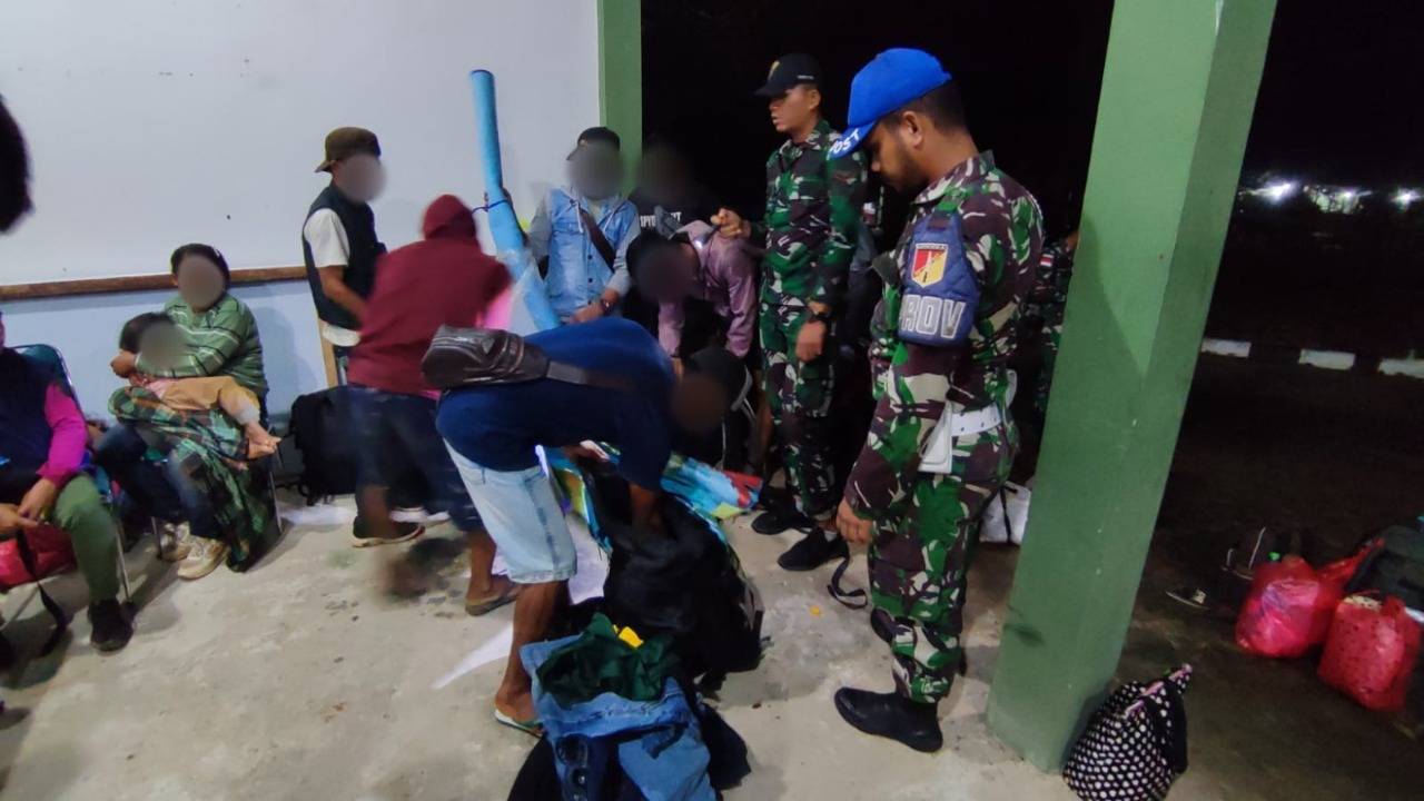 Satgas Pamtas Yonarmed 19/Bogani di Kapuas Hulu Amankan 43 PMI Non Prosedural