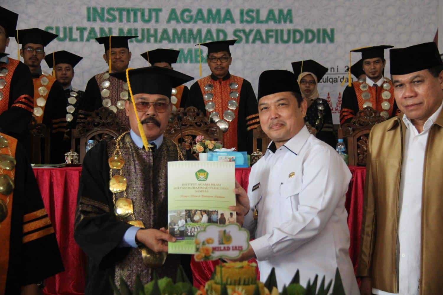 Wagub Ajak Wisudawan IAIS Sambas Dongkrak IPM Kalbar