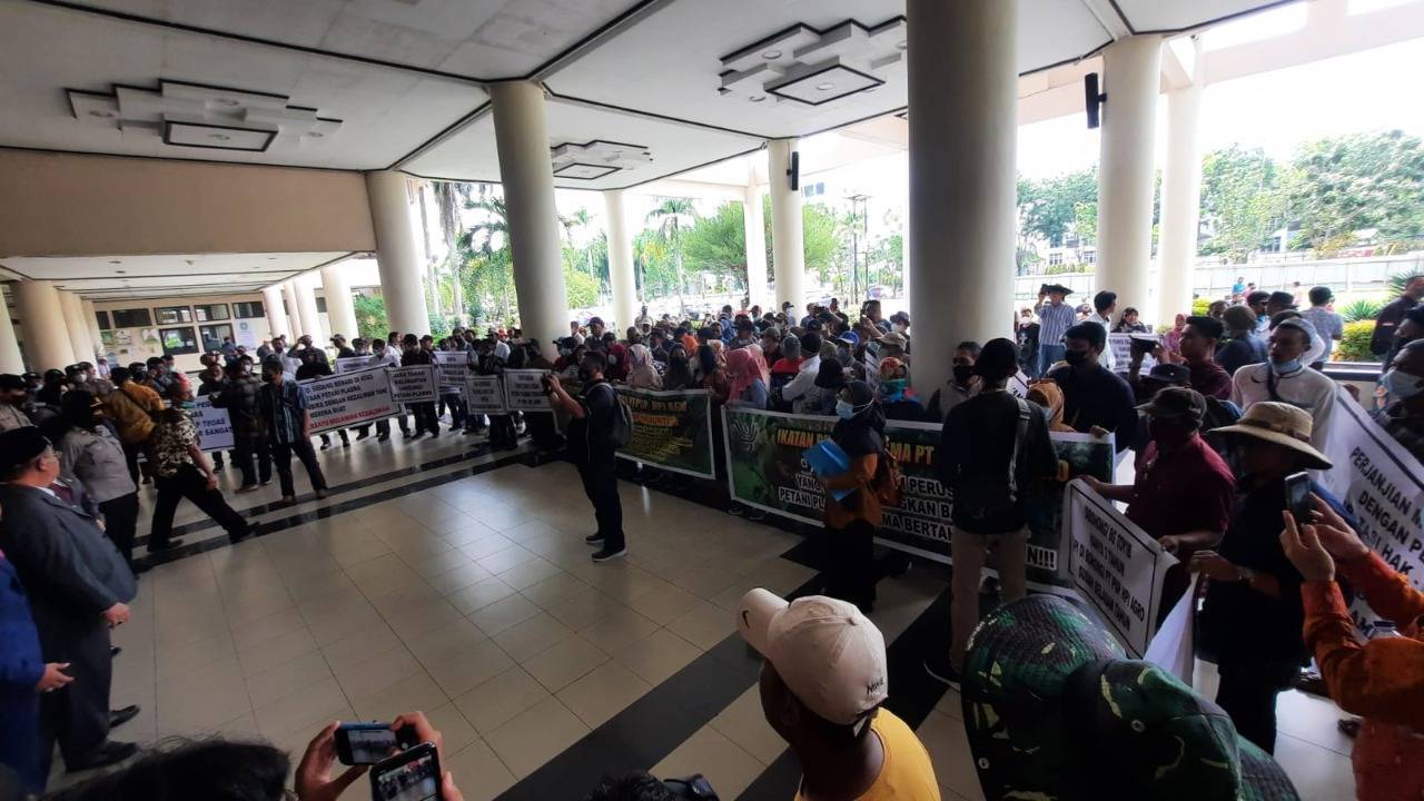 Ratusan Petani Sawit Demo DPRD Kalbar, Minta PT PSP Berlaku Adil