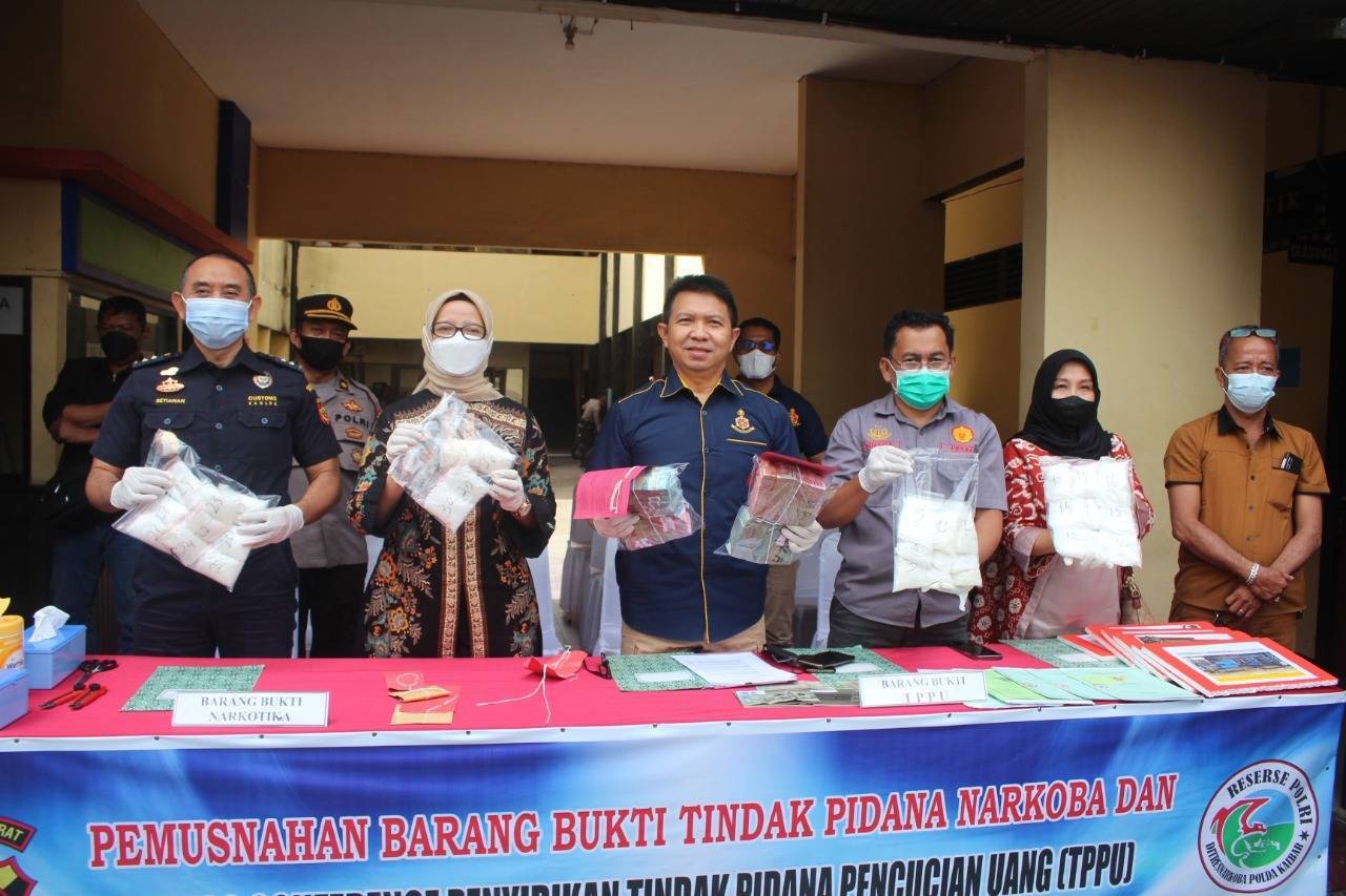 Polda Kalbar Musnahkan 3,3 Kilogram Sabu dan Amankan Rp 1 Miliar dari TPPU