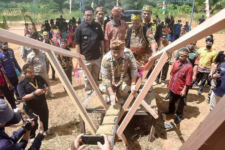 Sekda Alexander Wilyo Resmikan Rumah Adat Dayak Tanjung Bakah Bukit Janji Pemahan
