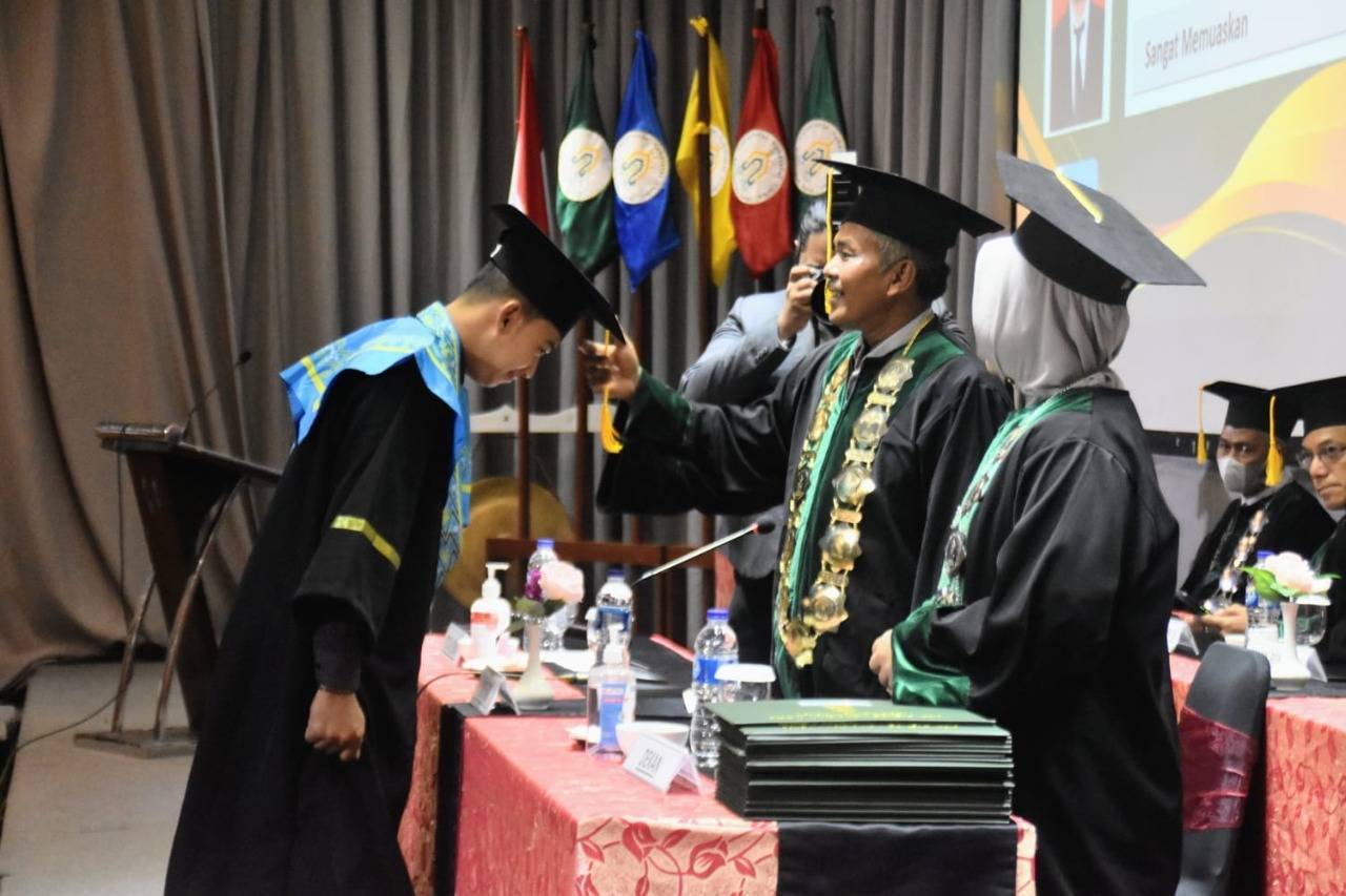 Harisson Ajak Wisudawan UNU Kalbar Bantu Pemerintah Tingkatkan IPM