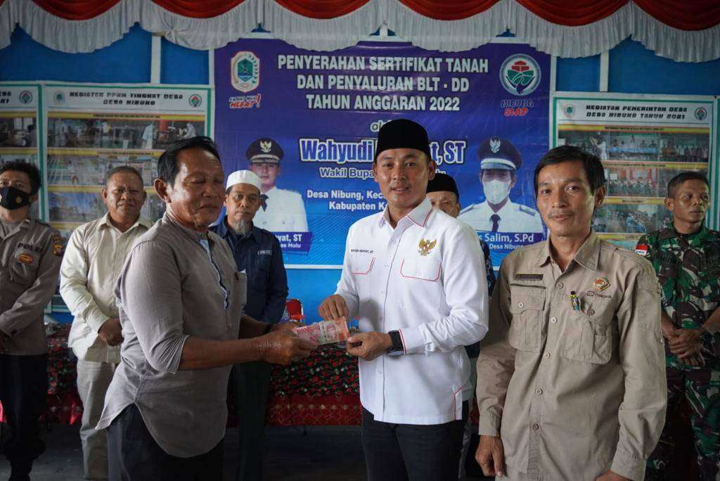 Wabup Kapuas Hulu serahkan 578 Sertifikat Tanah kepada Warga Desa Nibung