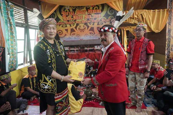 Sekda Ketapang Hadiri Ritual Meruba Pencucian Pusaka Bosi Koling Tungkat Rakyat