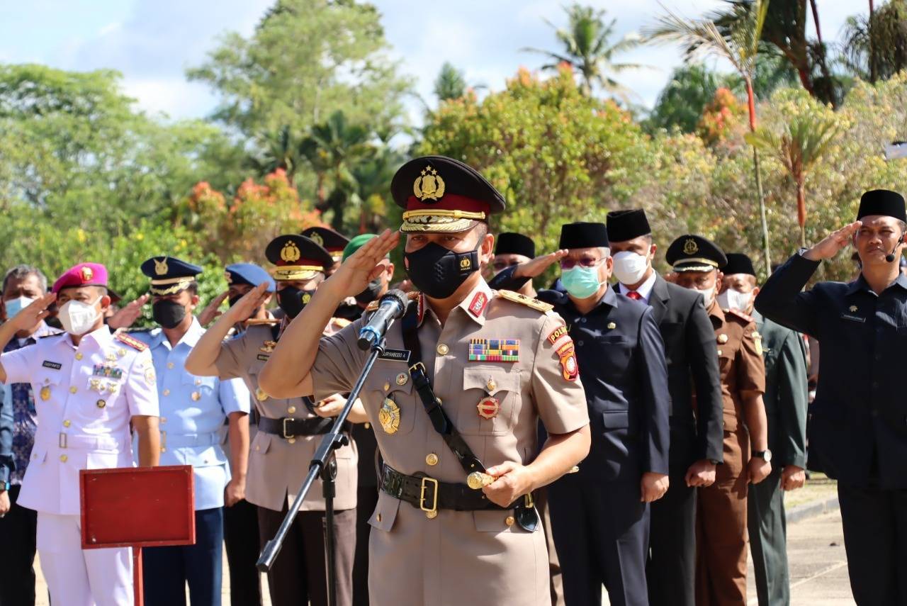 Kapolda Kalbar Pimpin Upacara Hari Berkabung Daerah di Makam Juang Mandor