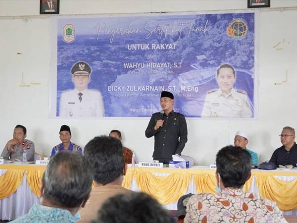 Serahkan 589 Sertifikat Tanah di Nanga Embaloh, Wahyudi Hidayat: Simpan dan Jaga dengan Baik