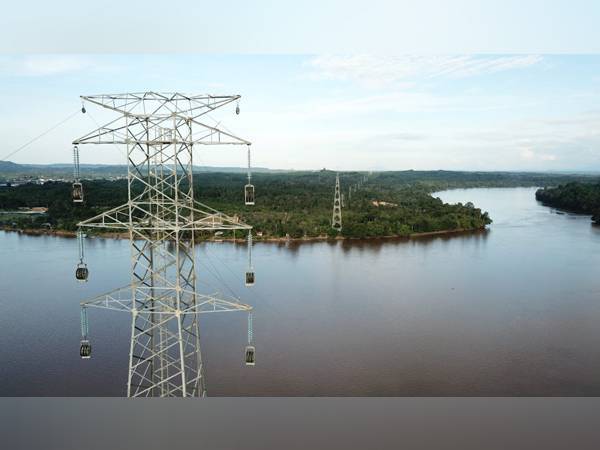 Tertinggi di Kalbar, PLN Bangun Tower Setinggi 123 Meter Lintasi Sungai Kapuas