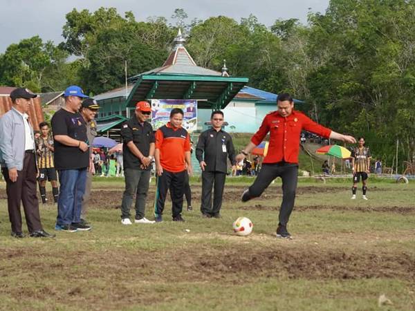 Tutup Turnamen Sepak Bola Rajawali Cup 2022 di Nanga Yen, Ini Kata Fransiskus Diaan…