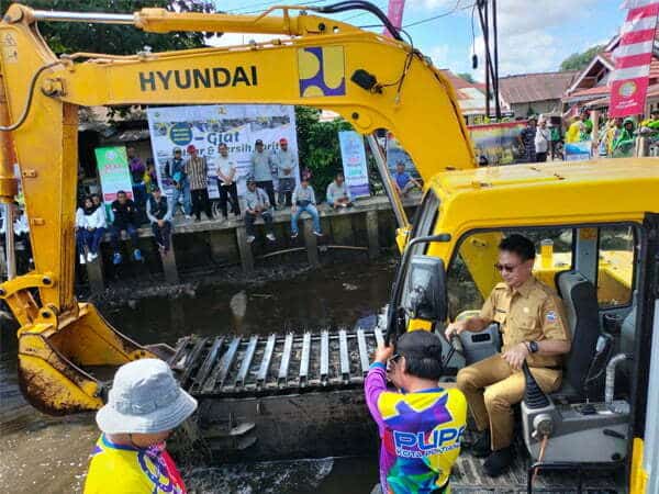 Aksi Bersih Parit Tokaya, Edi Kamtono Gaungkan Cinta Parit Bersih