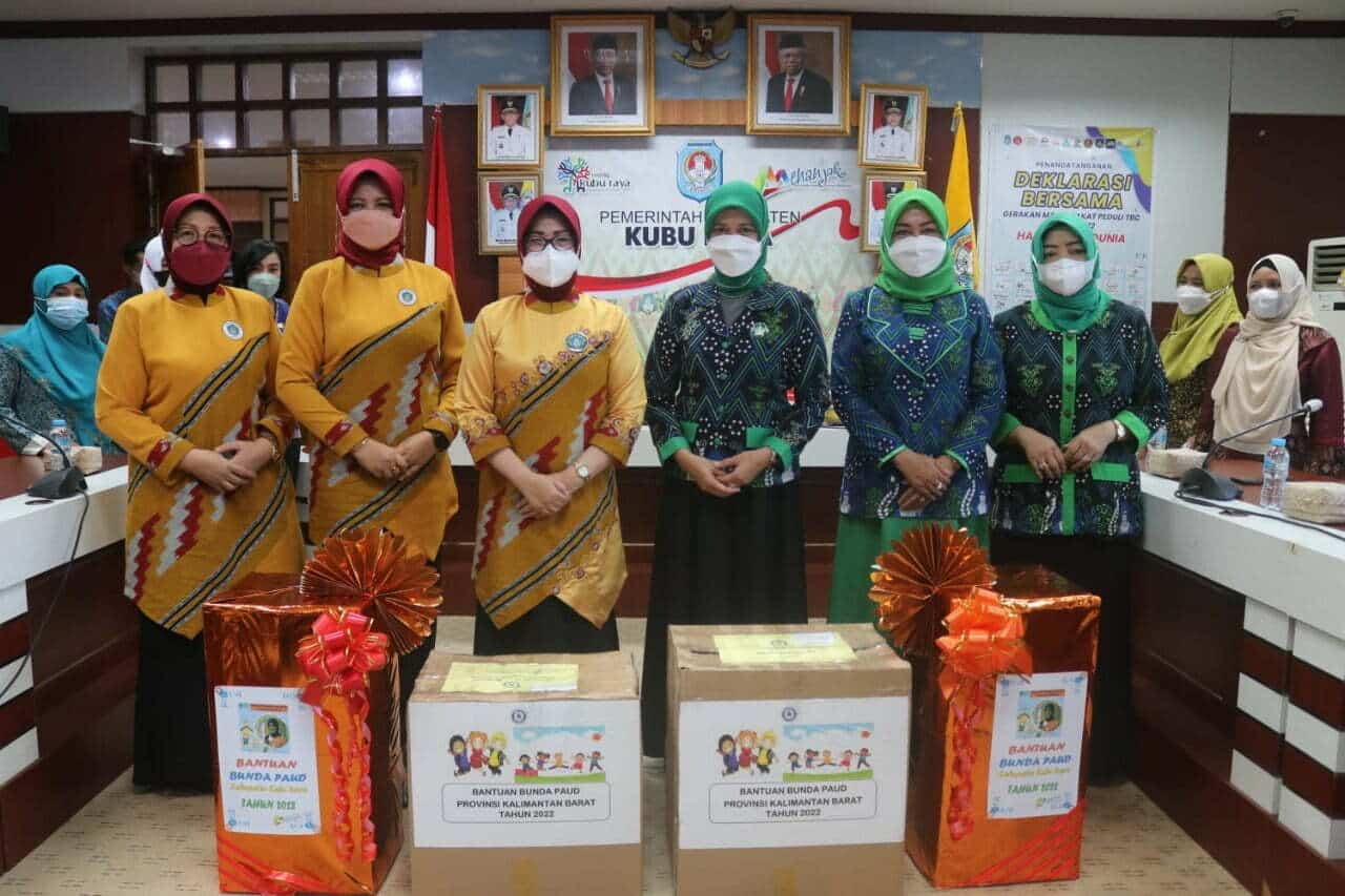 Tingkatkan Akses serta Kualitas Layanan, Bunda PAUD Kalbar Serahkan Bantuan ke Kubu Raya