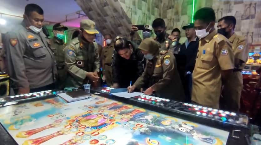 Diduga Tak Kantongi Izin, Usaha Game Ketangkasan di Jalan Siam Pontianak Disegel