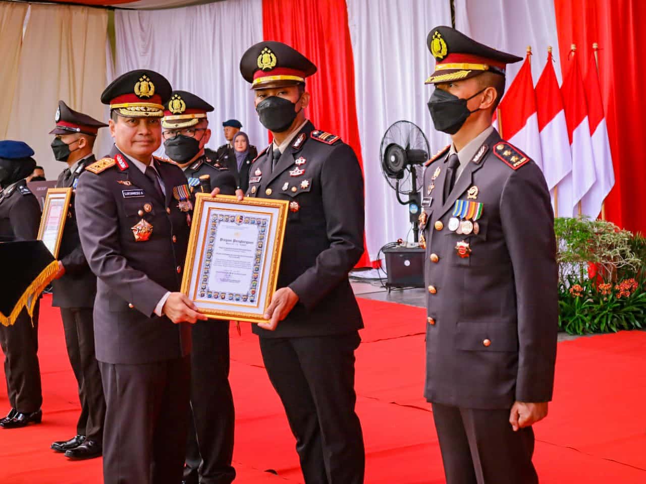 Momen HUT Bhayangkara, Kapolsek Pontianak Terima Piagam Penghargaan dari Kapolda Kalbar, Ini Alasanya..