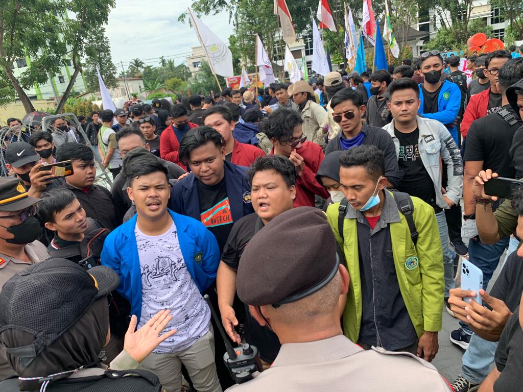 Demo Tolak RKUHP di Depan Kantor DPRD Kalbar Berlangsung Ricuh