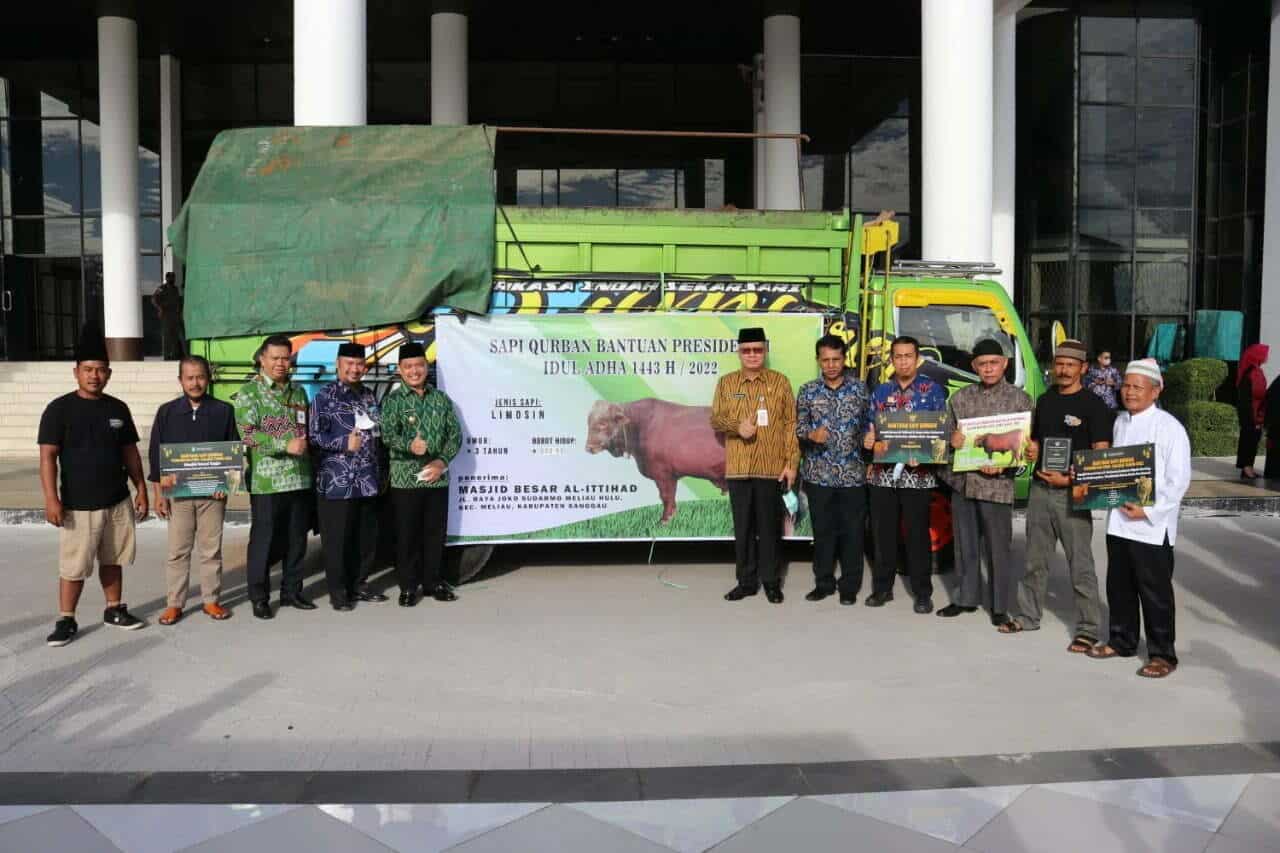 Pemprov Kalbar Serahkan Bantuan Sapi Kurban dari Presiden Jokowi ke Masjid Besar Al-Ittihad Sanggau