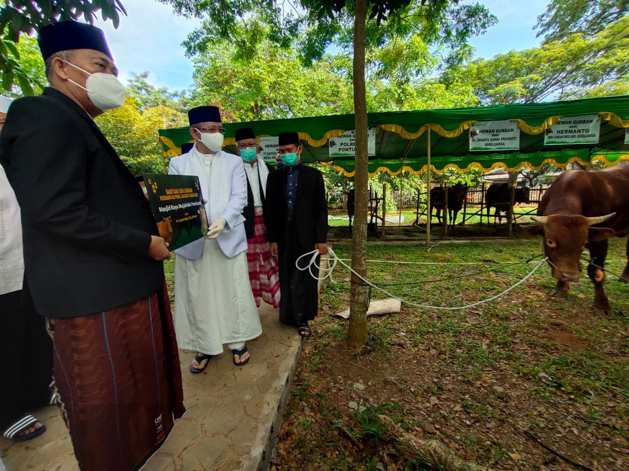 Selain di Mujahidin, Sutarmidji Salurkan Hewan Kurbannya di Sini..