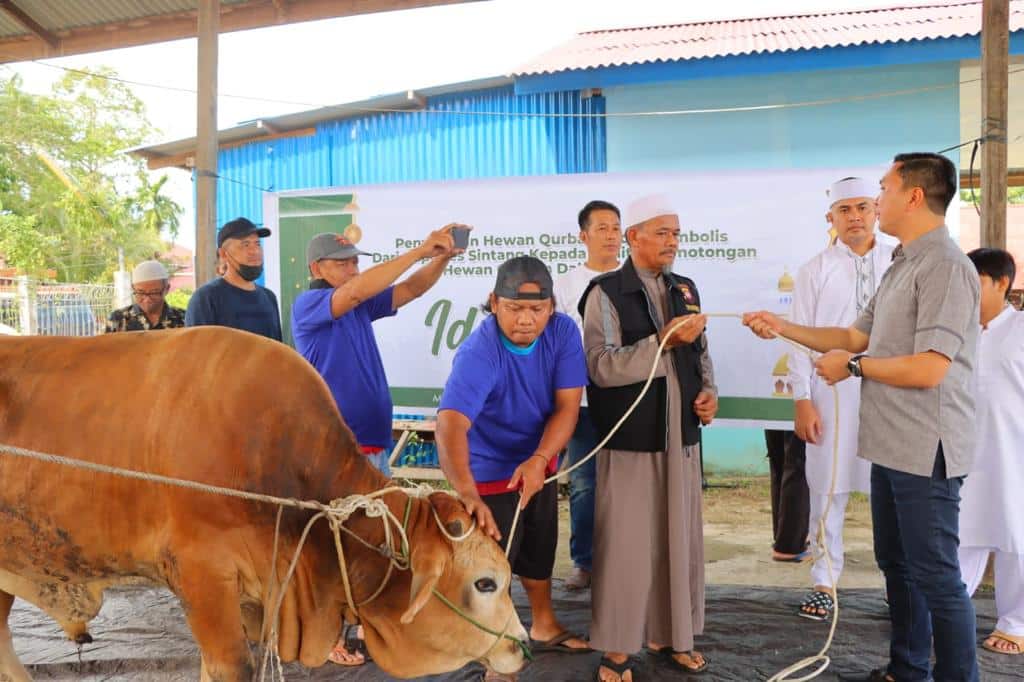 Di Momen Hari Raya Idul Adha, Kapolres Sintang Serahkan 13 Hewan Kurban