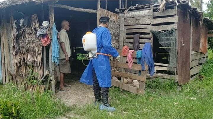 Tim Gabungan Cegah PMK Kabupaten Mempawah Lakukan Penyemprotan Disinfektan ke Kandang-kandang Ternak Warga