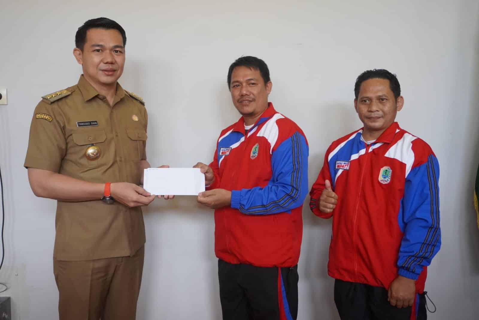 Penuhi Janji, Bupati Kapuas Hulu Berikan Bonus ke Atlet Berjaya di Popda Kalbar 2022