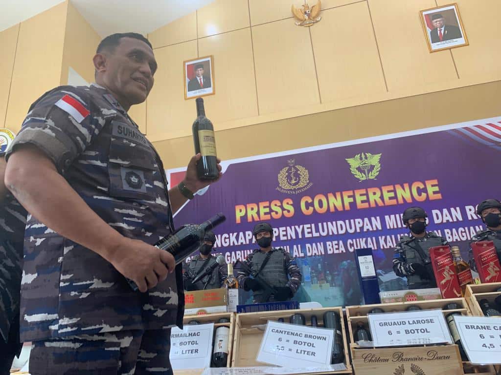 Salut! Bersama Bea Cukai, Lantamal XII Kembali Gagalkan Penyelundupan 12 Ribu Botol Miras Asal Luar Negeri