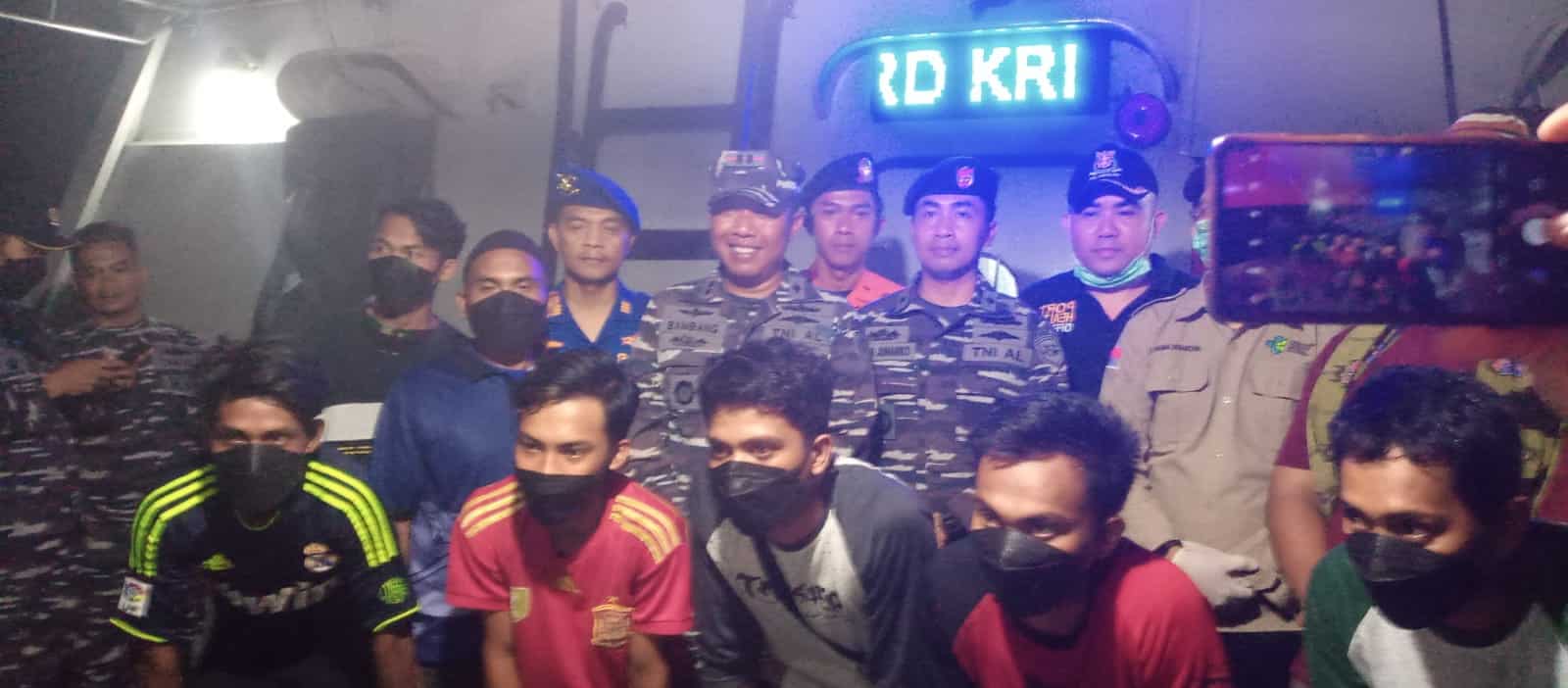 KRI Sembilang 850 Selamatkan ABK KLM Maju Indah yang Tenggelam di Perairan Selat Karimata