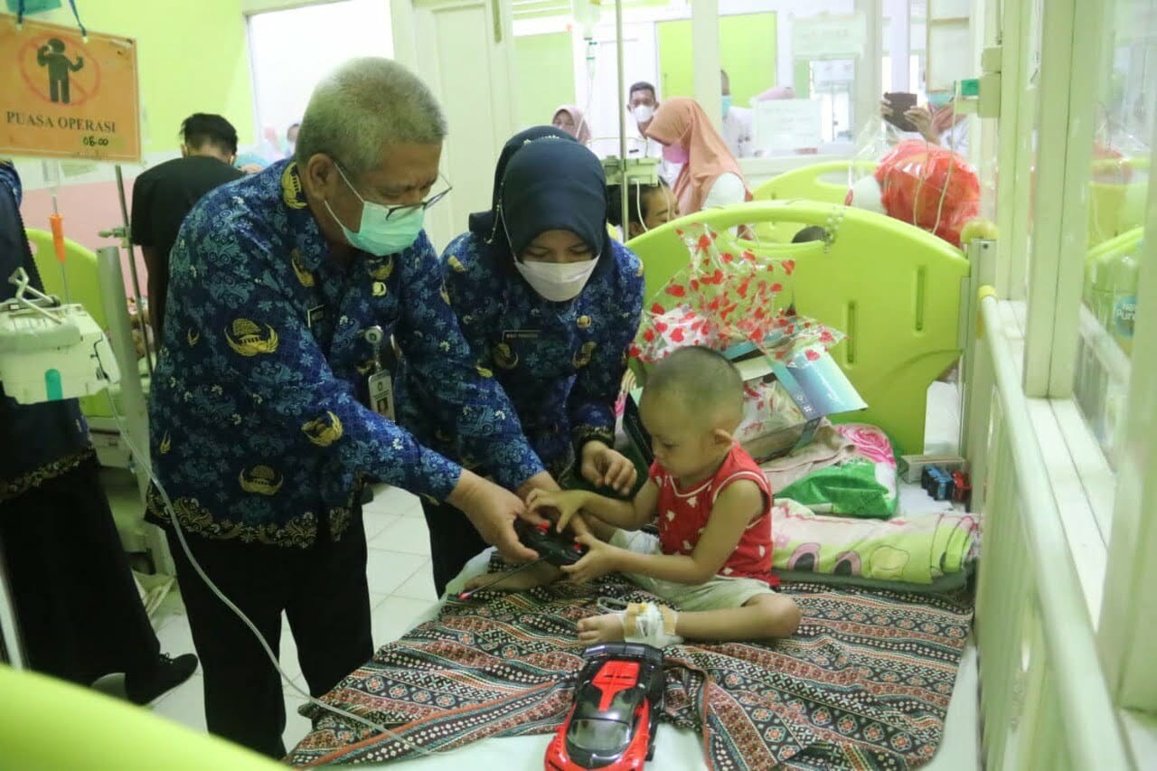 Berkunjung ke RSUD Soedarso, Sekda Kalbar bersama Istri Persembahkan Kado Ceria untuk Anak-anak Penderita Kanker