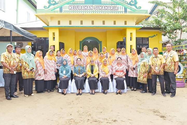 Ketua dan Wakil Ketua PKK Kabupaten Ketapang Kompak Hadiri Penilaian Lomba PKK Kecamatan di Kelurahan Sukaharja 