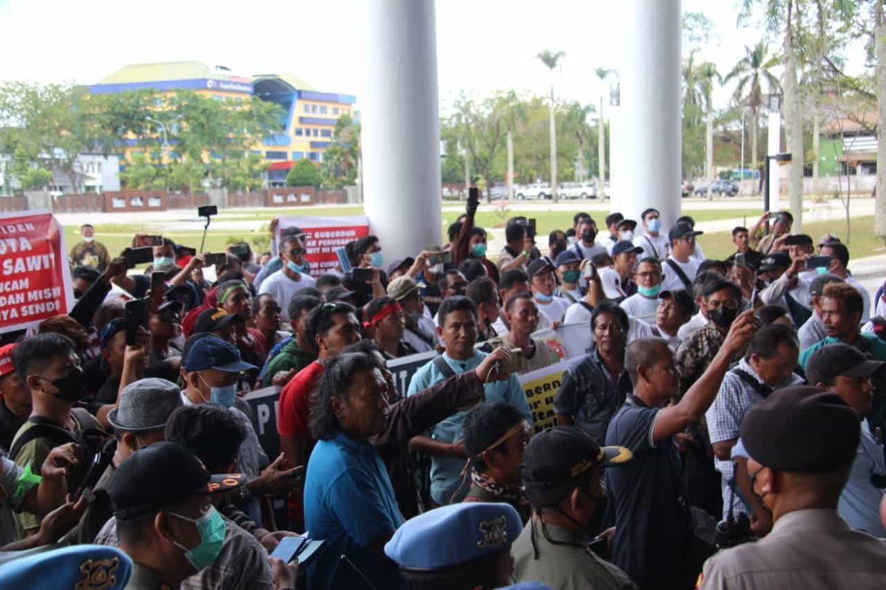 Ratusan Petani Sawit Aksi Damai ke Kantor Gubernur Kalbar, Ini Daftar Tuntutannya..