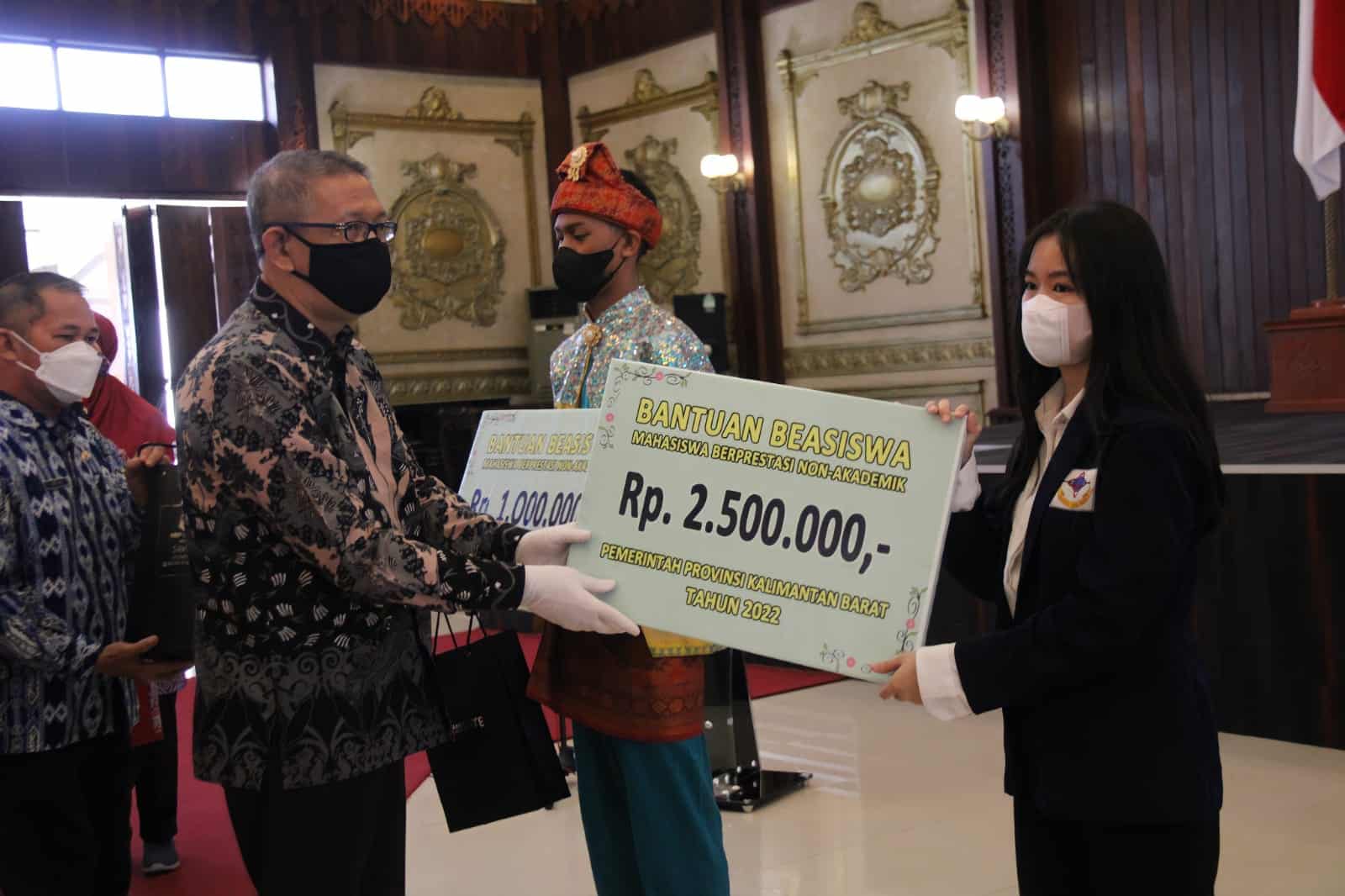 Gubernur Kalbar Serahkan Beasiswa Prestasi Non Akademik ke 158 Mahasiswa