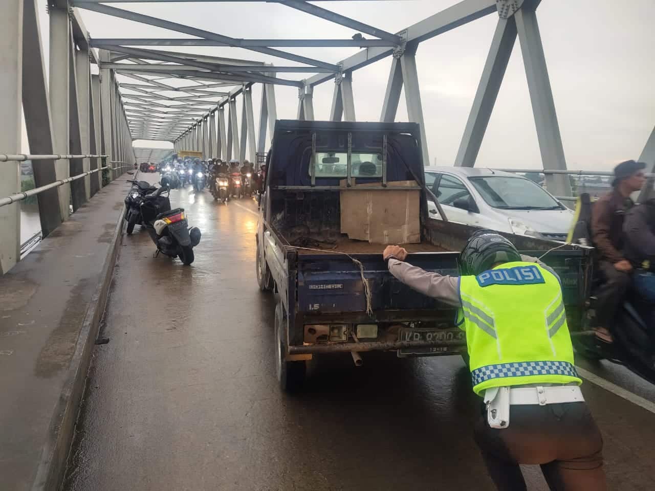 Urai Kemacetan di Tol Desa Kapur, Personel Satlantas Polres Kubu Raya Dorong Mobil Mogok