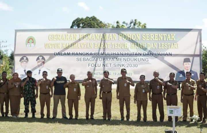 Dukung FOLU Net Sink Tahun 2030 dan Pemulihan Hutan Kalbar, Bupati dan Wakil Bupati Ketapang Laksanakan Penanaman Pohon Serentak