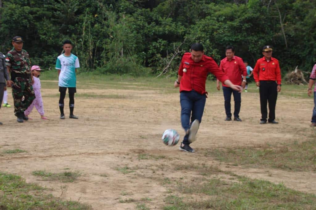 Bupati Kapuas Hulu Buka Open Turnamen Sepak Bola di Kecamatan Empanang