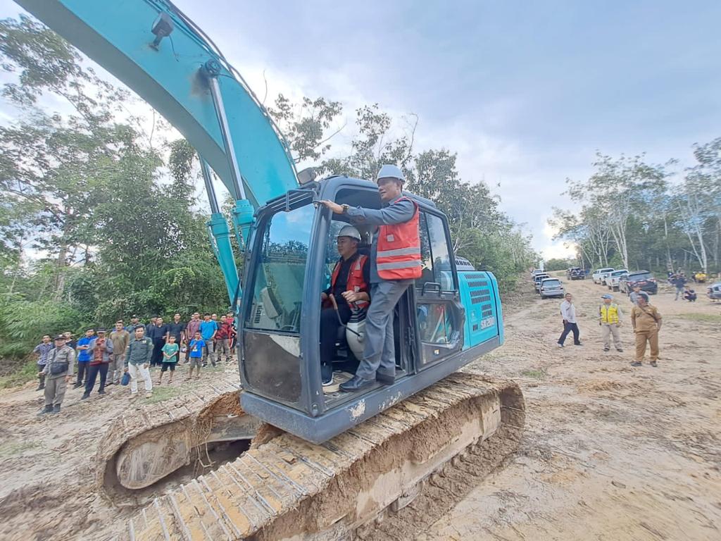 Bupati Kapuas Hulu Launching Proyek Peningkatan Jalan Desa Senilai Hampir Rp 20 M