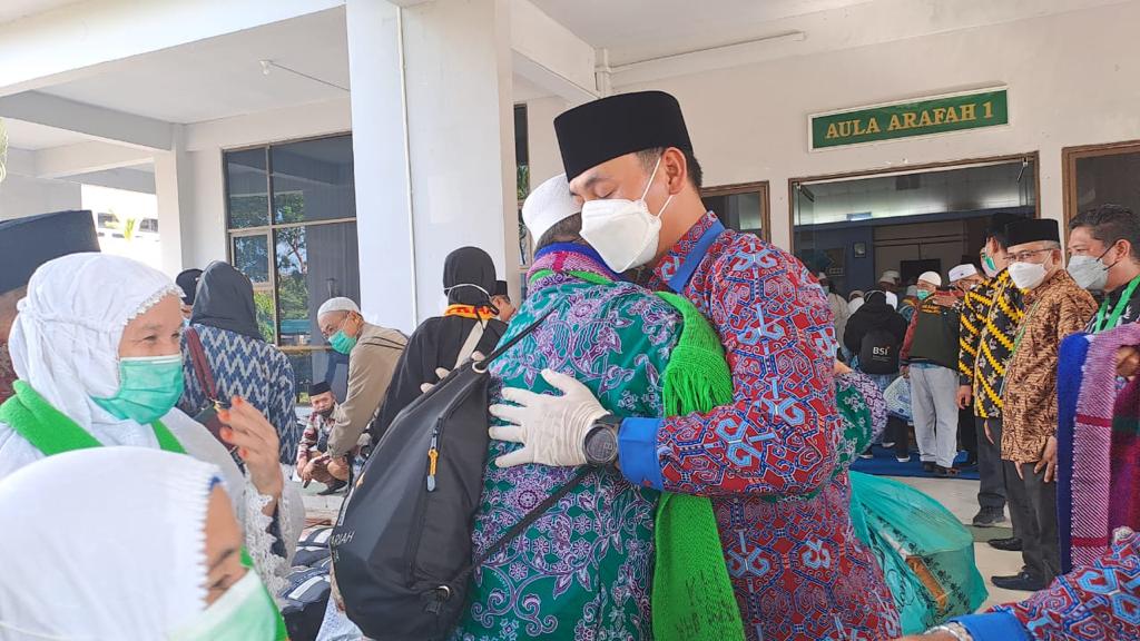 Bersama Ria Norsan, Wahyudi Hidayat Sambut Kedatangan Jemaah Haji Asal Kapuas Hulu di Batam 