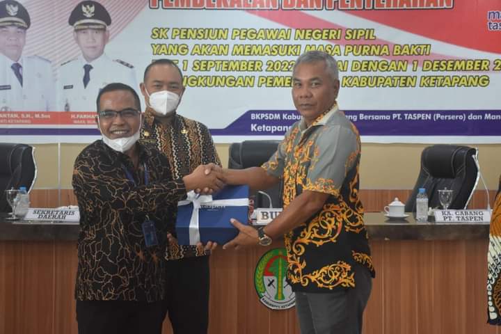 Bupati Ketapang Berikan SKP dan Pembekalan kepada PNS yang Memasuki Purna Tugas