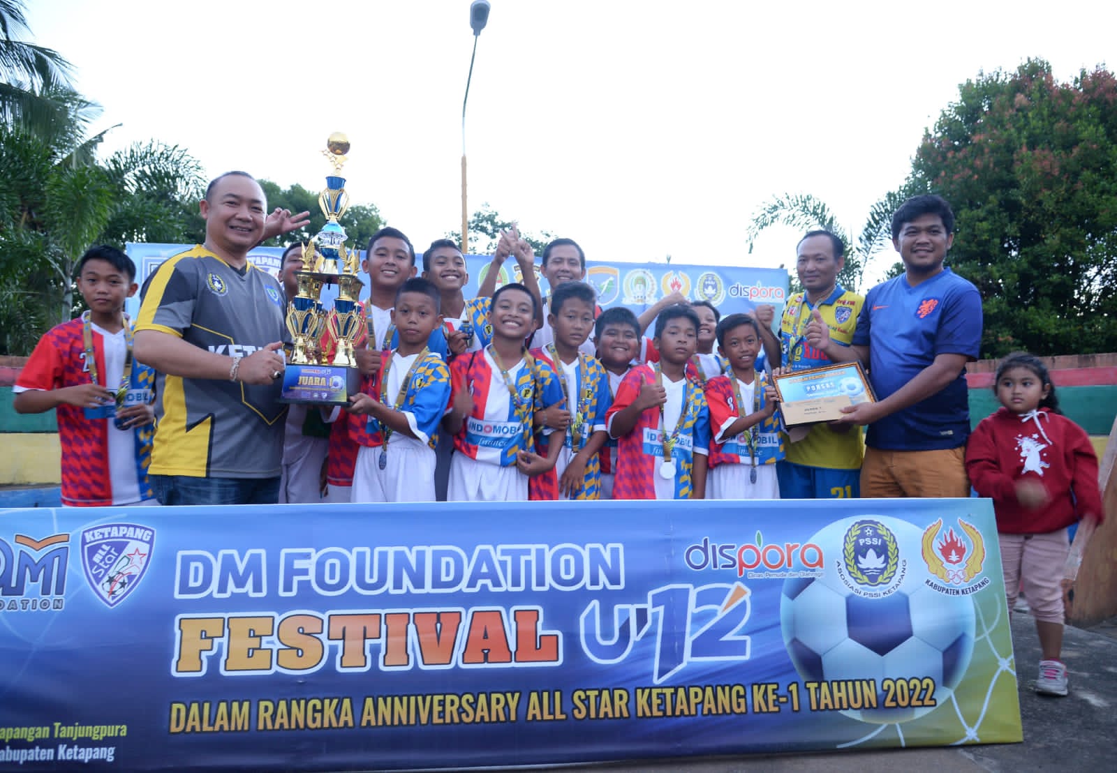 Sekda Ketapang Tutup Festival Sepakbola U-12 dan Kompetisi U-45
