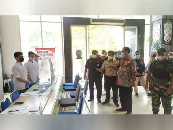 Tinjau PLBN Entikong, Kadiskes Kalbar Tinjau Kesiapan Antisipasi Kenaikan Kasus Covid-19