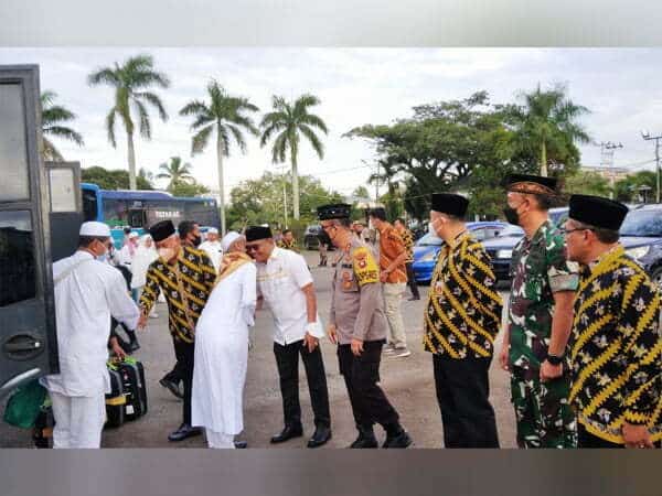 Martin Rantan dan Febriadi Sambut Kedatangan Jemaah Haji Ketapang