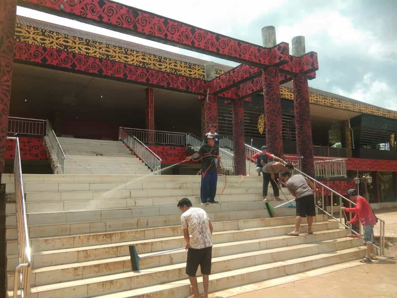 Gawai Dayak Sintang 2022 Usai, Giliran Panitia Keroyokan Membersihkan Betang Jerora Satu