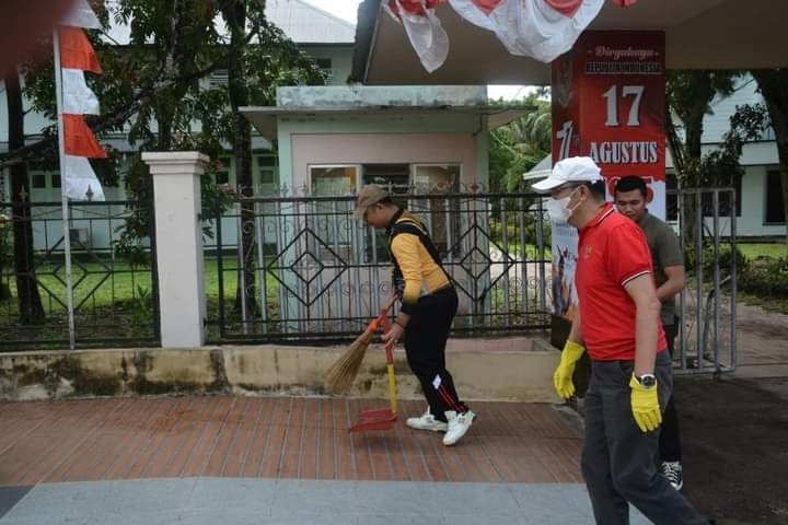 Gelorakan Semangat Gotong Royong, Sekda Pimpin Bersih-bersih Jalan Seputar Kota Ketapang