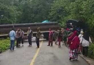 Sebabkan Macet, Truk Pengakut Besi Melintangi Jalan di Kecamatan Seberuang