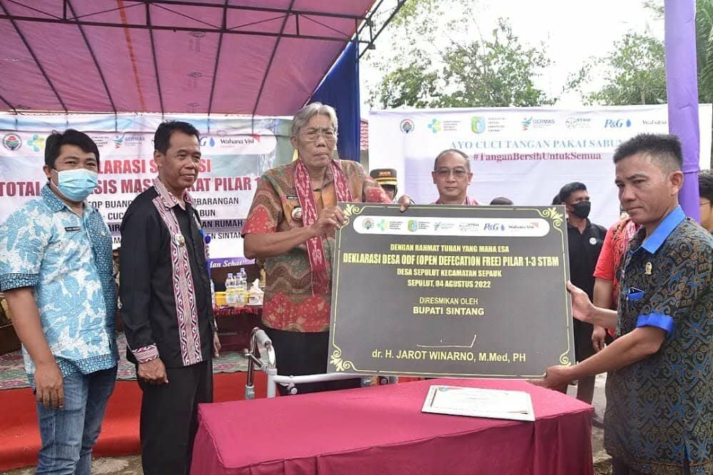 Bupati Sintang Hadiri Deklarasi Tidak Buang Air Besar Sembarangan