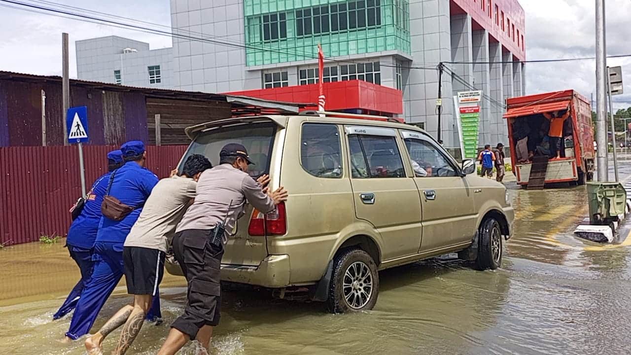 Laksanakan Patroli Bersama Saat Banjir, Ini yang Dilakukan Personel Polres Kapuas Hulu